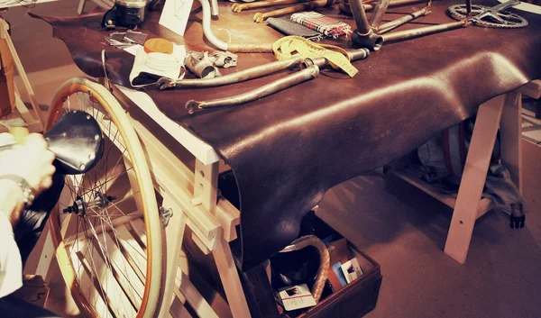 Artesãos fazendo artesanal personalizado luxo bicicleta vintage olhar — Fotografia de Stock