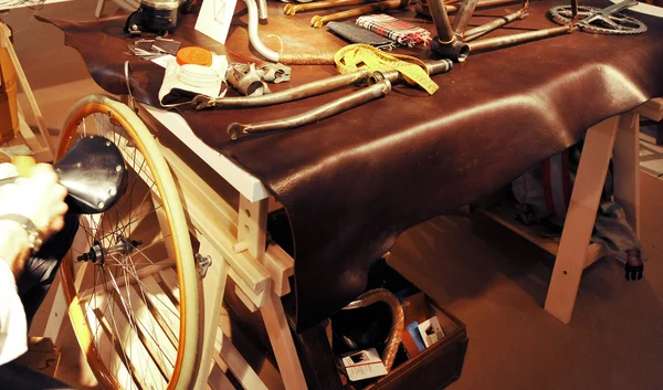 Ambachtslui maken van handgemaakte aangepaste luxe fiets vintage look — Stockfoto