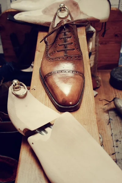 Άνθρωπος πολυτελή χειροποίητα παπούτσια — Φωτογραφία Αρχείου