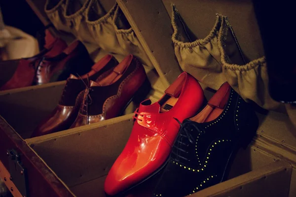Человек роскошь ручной работы красные туфли — стоковое фото