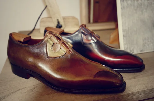 Muž luxusní ručně vyrobené boty — Stock fotografie