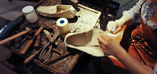 Craftsman making luxury handmade man shoes — Stock Photo, Image