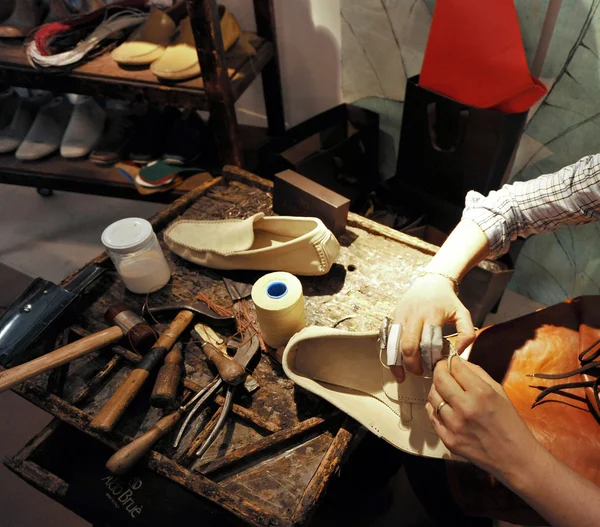 Ambachtsman luxe handgemaakte man schoenen maken — Stockfoto