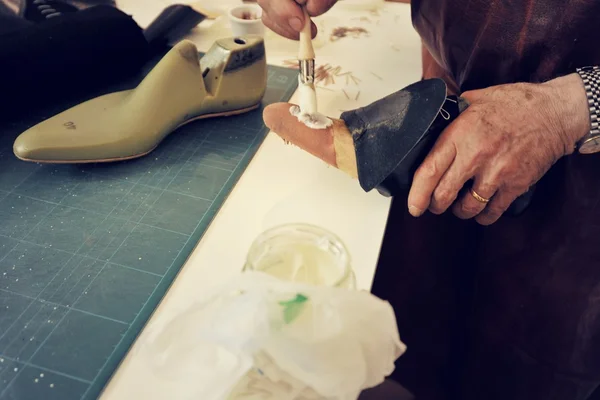 Artesano haciendo zapatos de hombre hechos a mano de lujo — Foto de Stock