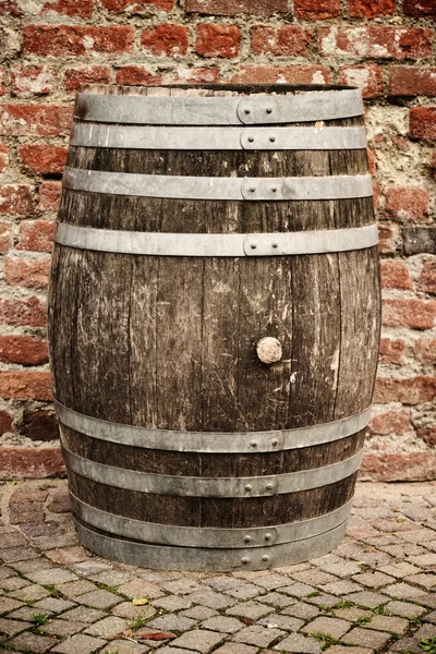 Old wooden barrels for wine in the courtyard — Stock Photo, Image