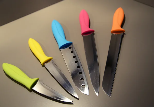 Modern tasarım renkli mutfak bıçakları — Stok fotoğraf