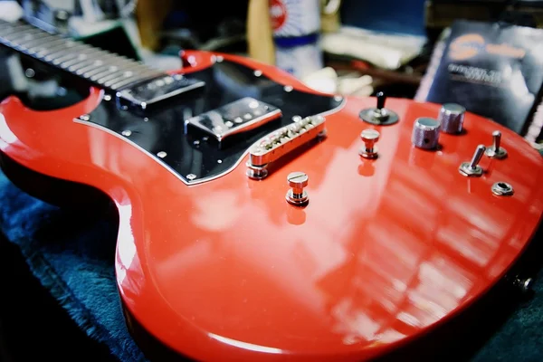 Red guitar in maintenance — Stock Photo, Image