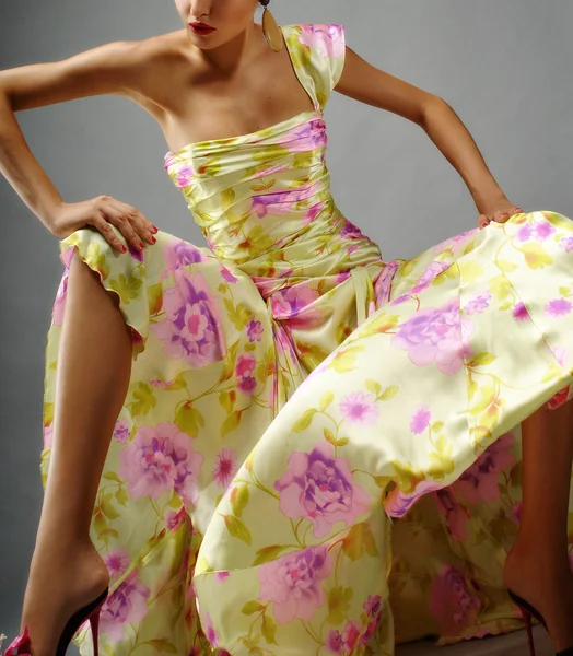 Mujer elegante en vestido de moda de lujo —  Fotos de Stock