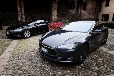Milan, İtalya - 21 Nisan 2016: eski Park tesla model S araba