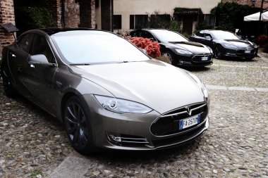 Milan, İtalya - 21 Nisan 2016: eski Park tesla model S araba