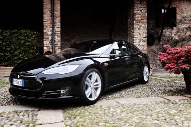 Milan, İtalya - 21 Nisan 2016: eski Park tesla model S araba