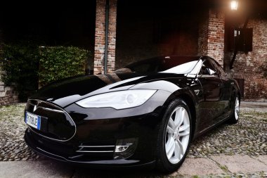Milan, İtalya - 21 Nisan 2016: eski Park tesla model S araba