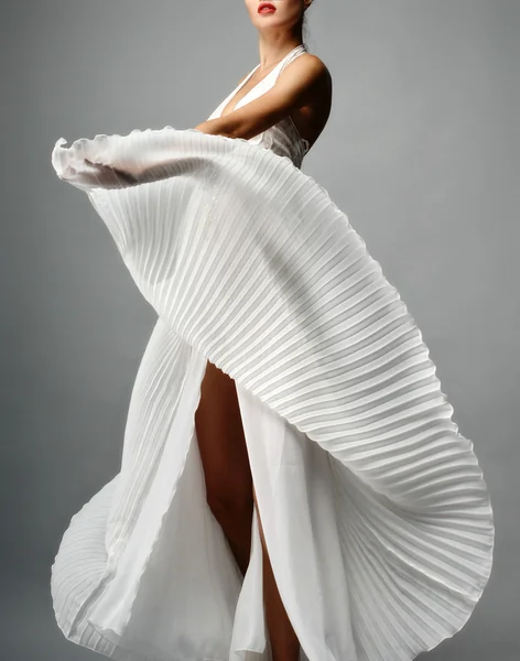 Mujer elegante en vestido de moda de lujo — Foto de Stock