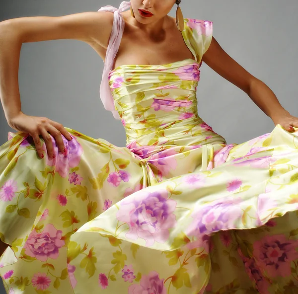 Mulher elegante em vestido de moda de luxo — Fotografia de Stock