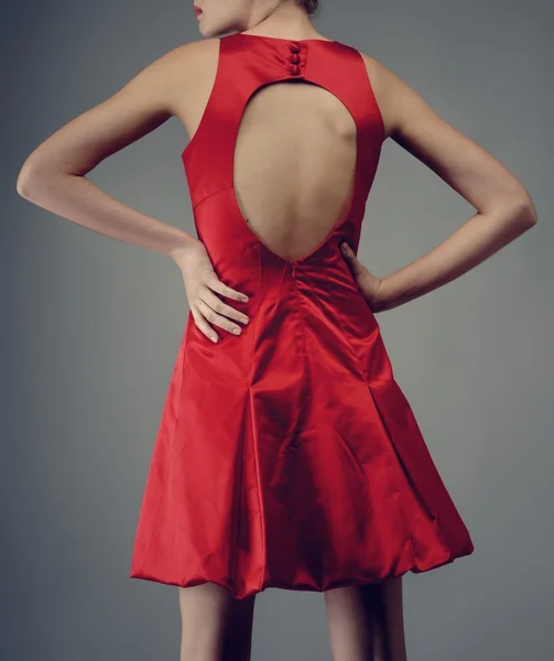 Mujer elegante en vestido rojo de moda de lujo —  Fotos de Stock