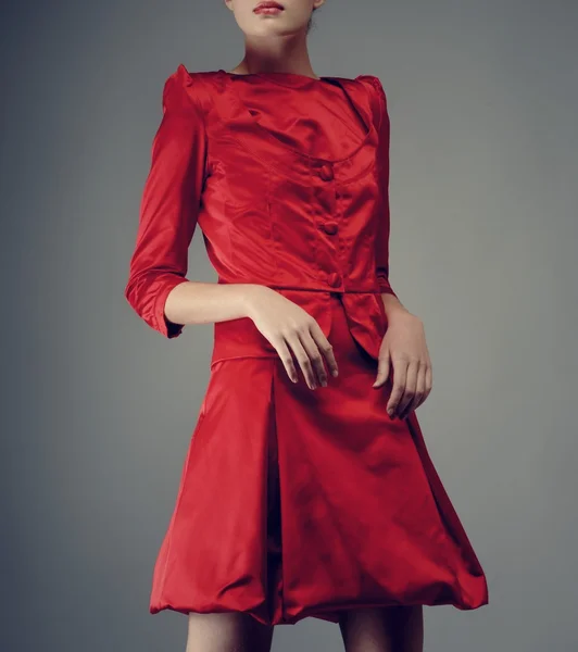 Elegante donna in abito rosso moda di lusso — Foto Stock
