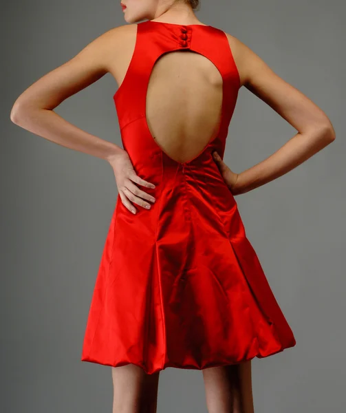 Lüks moda Kırmızı elbiseli zarif kadın — Stok fotoğraf