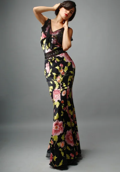 Элегантная женщина в роскошном платье — стоковое фото