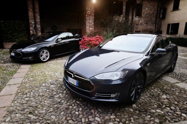Milan, İtalya - 21 Nisan 2016: eski Park tesla model S araba