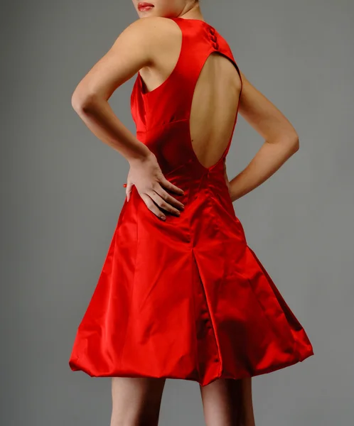 Mujer elegante en vestido rojo de moda de lujo — Foto de Stock