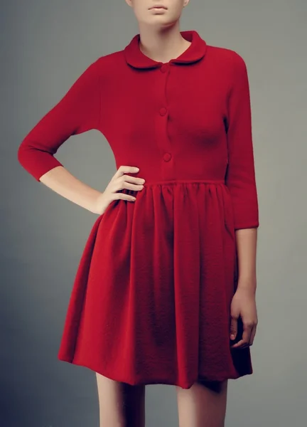 Mujer elegante en vestido rojo de moda de lujo — Foto de Stock