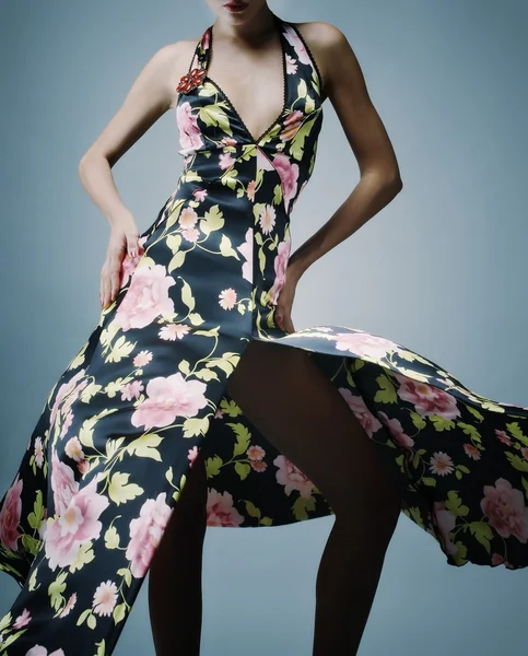 Mujer elegante en vestido de moda vintage de lujo — Foto de Stock