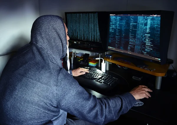 Gefährliche Hacker stehlen Daten -Konzept — Stockbild Gefährliche Hacker stehlen Daten -Konzept — Stockfoto