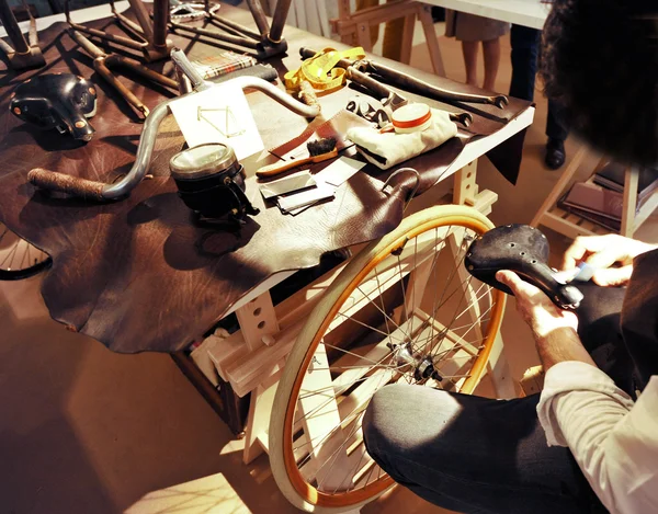 Crafstmen making handmade custom luxury bicycle vintage look — Stock Photo, Image