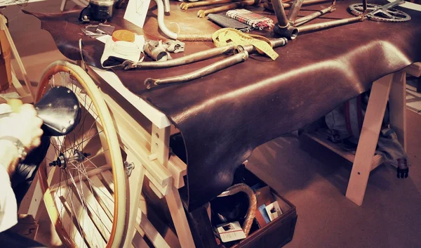 Artesanos haciendo hecho a mano bicicleta de lujo personalizado aspecto vintage — Foto de Stock