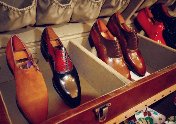 Czerwone buty luksusowe ręcznie człowieka — Zdjęcie stockowe