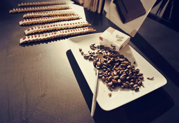 Chocolate escuro com grãos de café — Fotografia de Stock