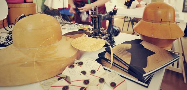 时尚老式手工制作的帽子工匠实验室 — 图库照片