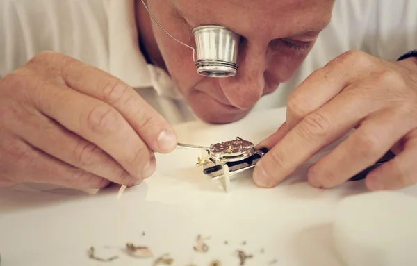 Relojero haciendo reloj hecho a mano de lujo — Foto de Stock