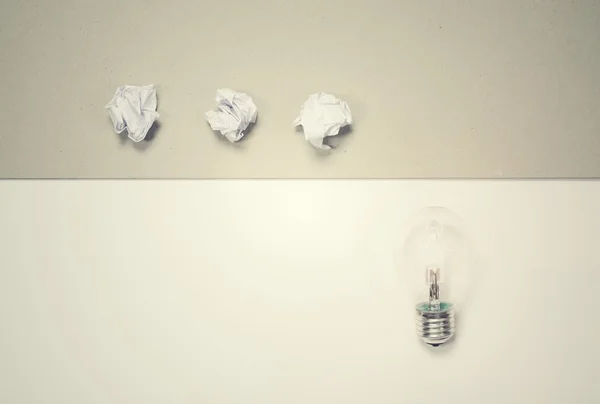 Плоская кладка - лампочка на бумажном фоне — стоковое фото
