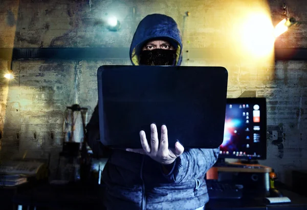 Gefährliche Hacker stehlen Daten -Konzept — Stockfoto