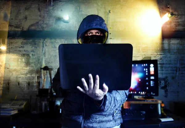 Gefährliche Hacker stehlen Daten -Konzept — Stockfoto