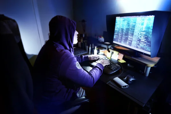 Pericoloso hacker rubare dati concetto — Foto Stock