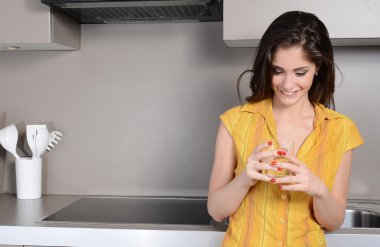 kithen bardak su ile mutlu gülümseyen kadın