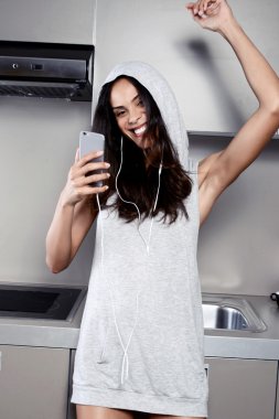 mutlu gülümseyen kadın kulaklık ile müzik dinlemek