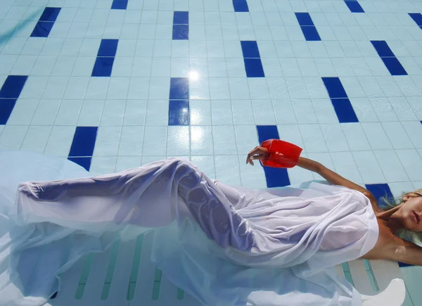 Femme jambes bain de soleil détente au bord de la piscine — Photo