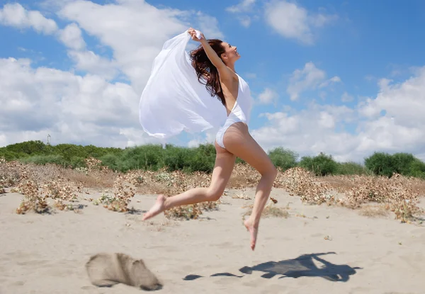 Mulher salto corpo perfeito na praia — Fotografia de Stock