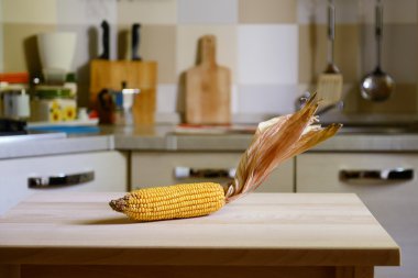 Cob üzerinde ahşap masa mutfak zemin üzerine