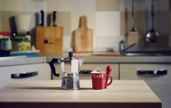 Kaffeekanne auf Holztisch auf Küchentisch — Stockfoto