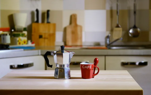 Kaffeekanne auf Holztisch auf Küchentisch — Stockfoto