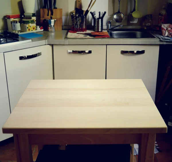 Mesa de madera sobre fondo borroso de la cocina — Foto de Stock