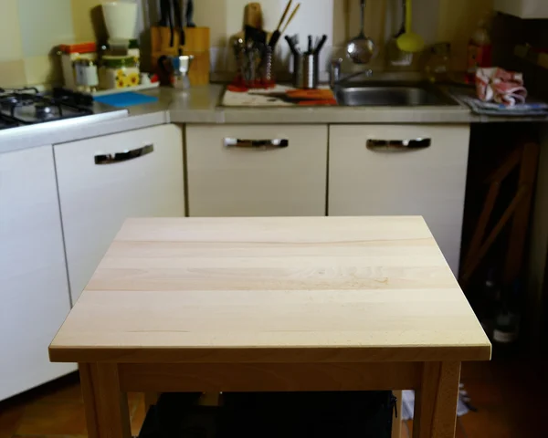 Mesa de madera sobre fondo borroso de la cocina — Foto de Stock