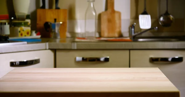 Деревянный стол на размытом фоне кухни — стоковое фото