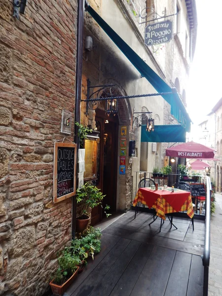 Bolgheri , Italy - July 13 2016 : tavern detail of medieval vill — Stock Photo, Image