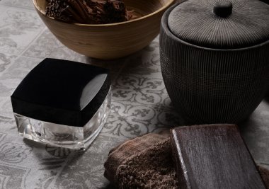 Spa natürmort sabun, banyo tuzu, krem, havlu, mumlar ile