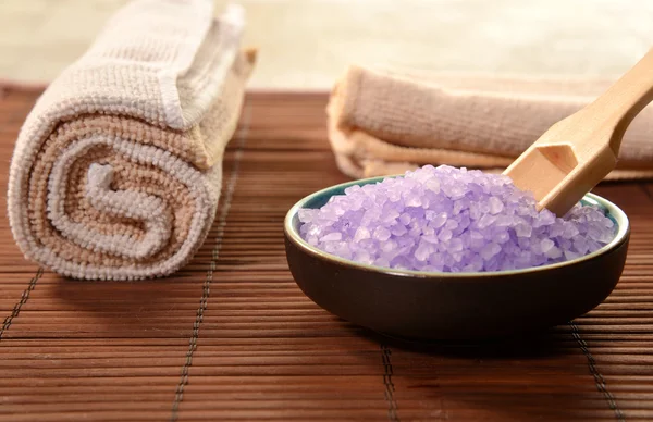 Spa Stilleben med tvål, badsalt, grädde, handduk, ljus — Stockfoto